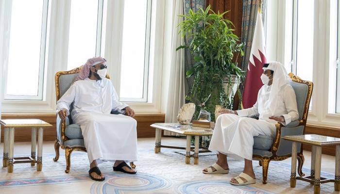 أنور قرقاش يعل ق على لقاء مستشار الأمن الوطني الإماراتي وأمير قطر