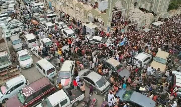 الآلاف يشيعون جثمان الطفل مرسال عيدروس ويطالبون بسرعة ضبط القاتل