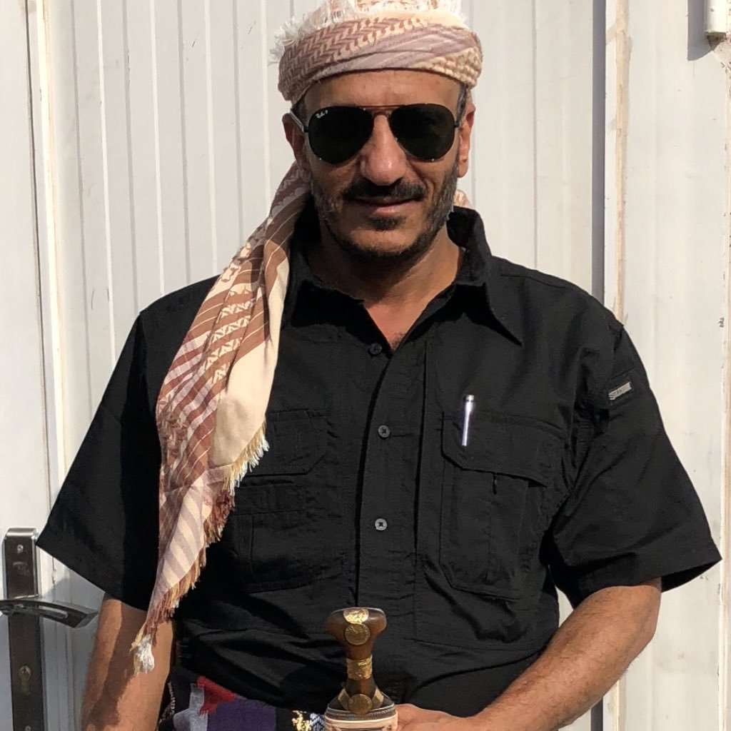 القائد طارق محمد عبدالله صالح يتكفل بالمذيعة انيسة سعيد