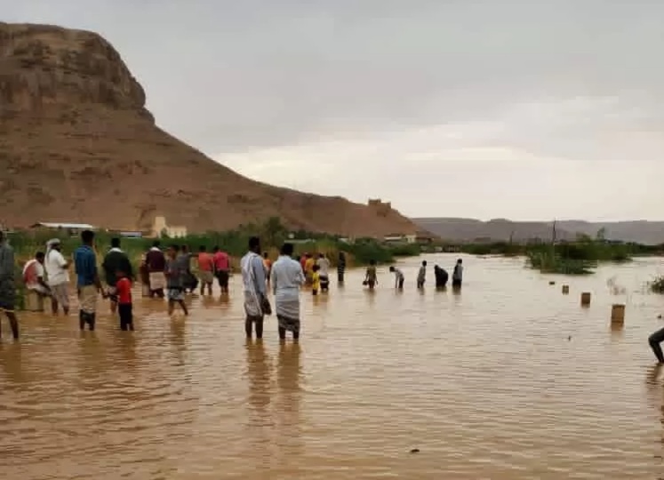 تضرر منازل واغلاق طرق ساحل حضرموت بسيول غزيرة