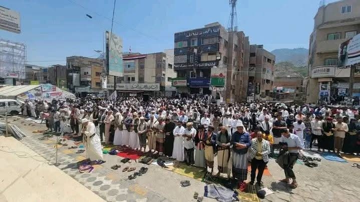 تعز تهتز غضبا والمواطنون يطالبون بطرد مليشيا الإخوان 