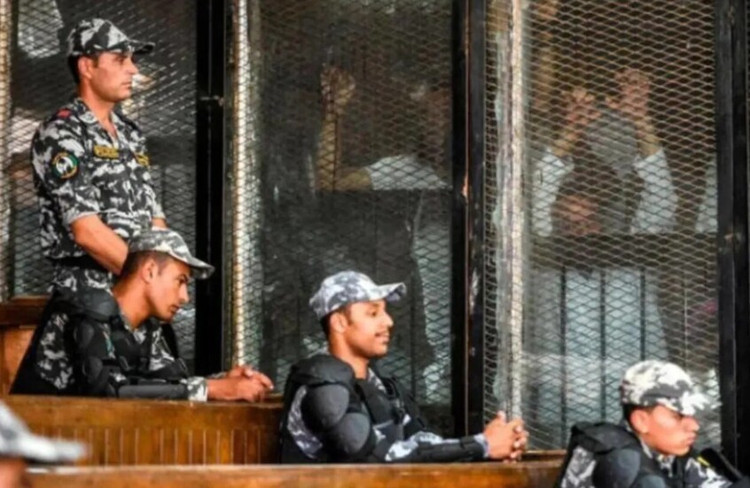 القبض على 4 مسؤولين