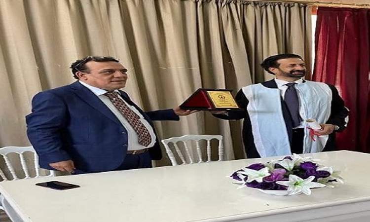 سفير يمني يكشف عن فضيحة بجلاجل لمسؤولين في الشرعية وكيف حصلوا على شهادات الدكتوراه