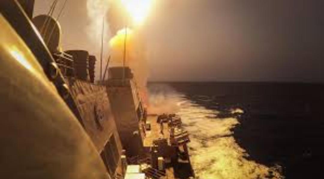 هجوم حوثي يستهدف مدمر أمريكية في البحر الأحمر