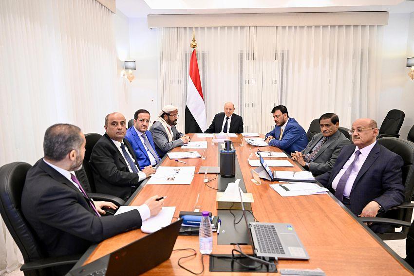أول اجتماع رسمي لرئيس وأعضاء مجلس القيادة الرئاسي بحضور رئيس الحكومة الجديد
