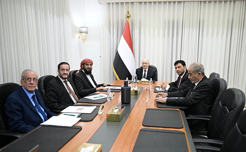 اجتماع المديح المتبادل.. مجلس القيادة الرئاسي ينهي أزمة التعديل الحكومي بعبارات