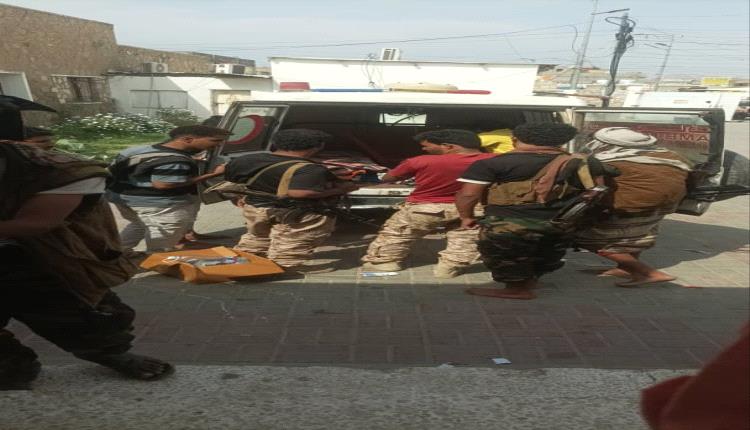 مقتل وجرح 16 جندي داخل حفرة كبيرة بأبين
