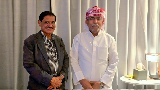 بعد أربعة أشهر من اعتقاله في الرياض.. ظهور قائد عسكري يمني مع عضو مجلس الرئاسة يفجر أزمة حادة 