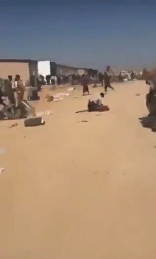 فضيحة.. انهيار وتخبط وعمليات نهب واسعة للأسلحة عقب الهجوم الحوثي على معسكرات الشرعية.. تفاصيل مؤلمة