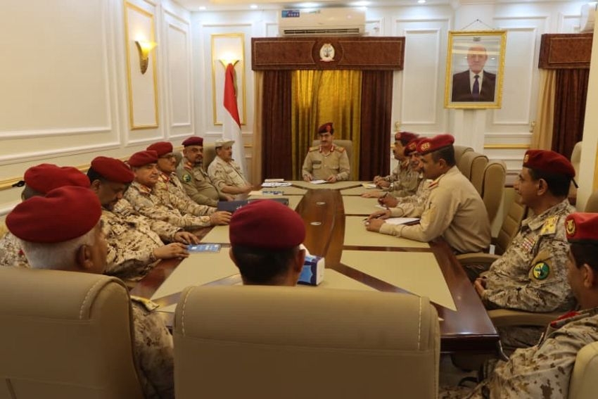 بعد 3 أيام من النوم .. وزير الدفاع يترأس اجتماعا عسكريا لمناقشة الوضع بجبهات القتال
