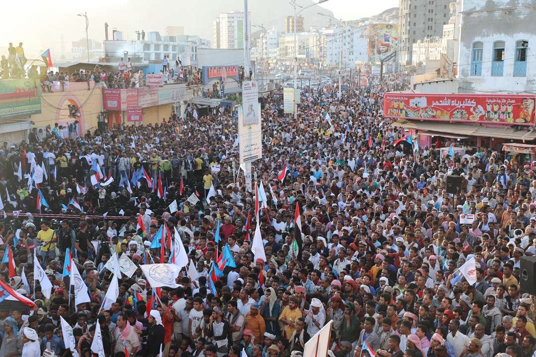 شاهد أول لحظات اقتحام مهرجان الانتقالي بسيئون وإطلاق الرصاص فيديو