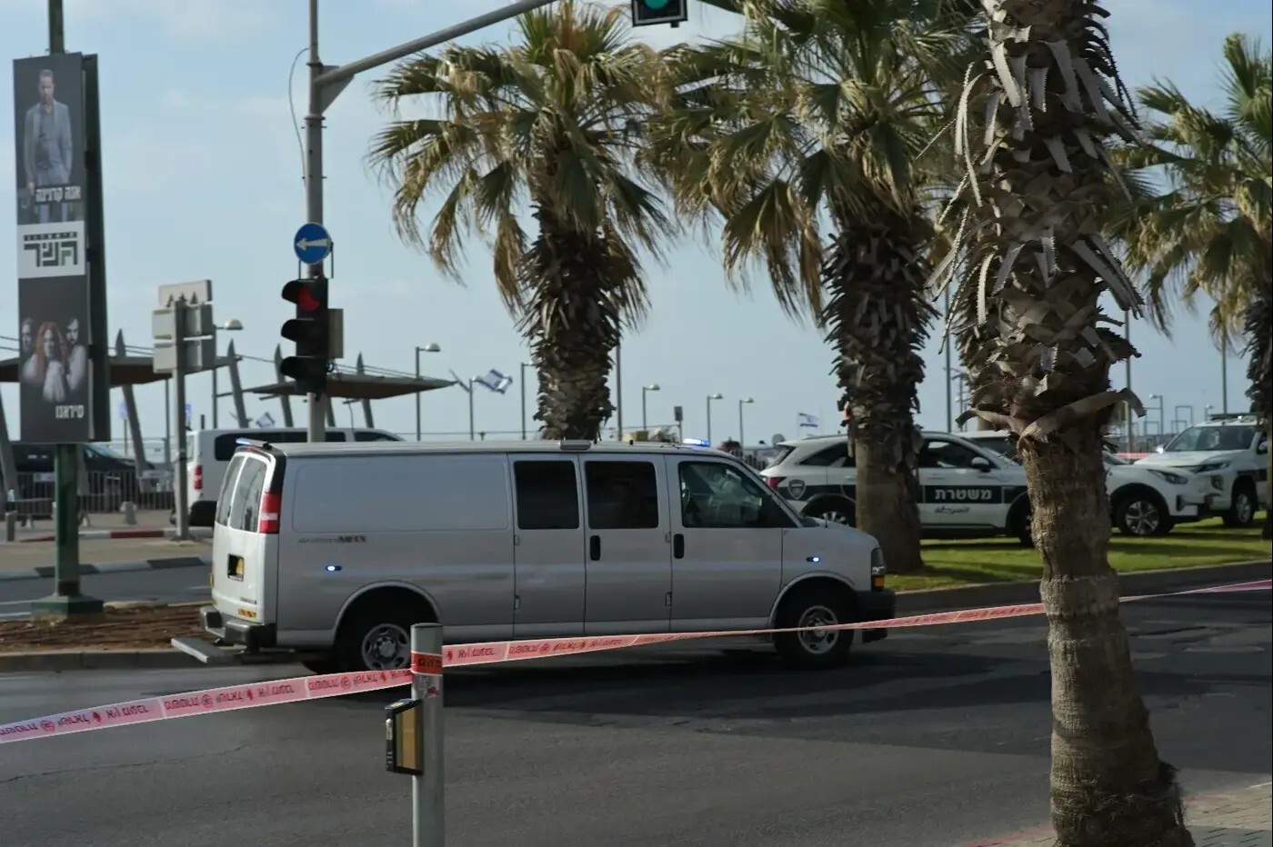 شاهد: إسرائيل تتستر على سيارة إسعاف ترافق نتنياهو منذ إصابته بأزمة قلبية (صور)