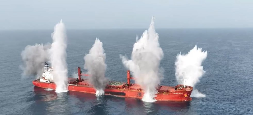 الحوثيون يوثقون مشاهد استهداف السفينة ما جيك سيز وإغراقها (صورة)