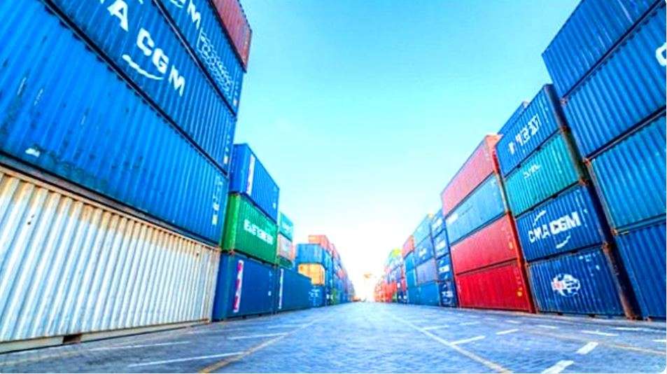 فيما تبقى عاجزة عن صرف المرتبات.. الكشف عن تحصيل الحكومة إيرادات بعشرات المليارات من هذا الميناء