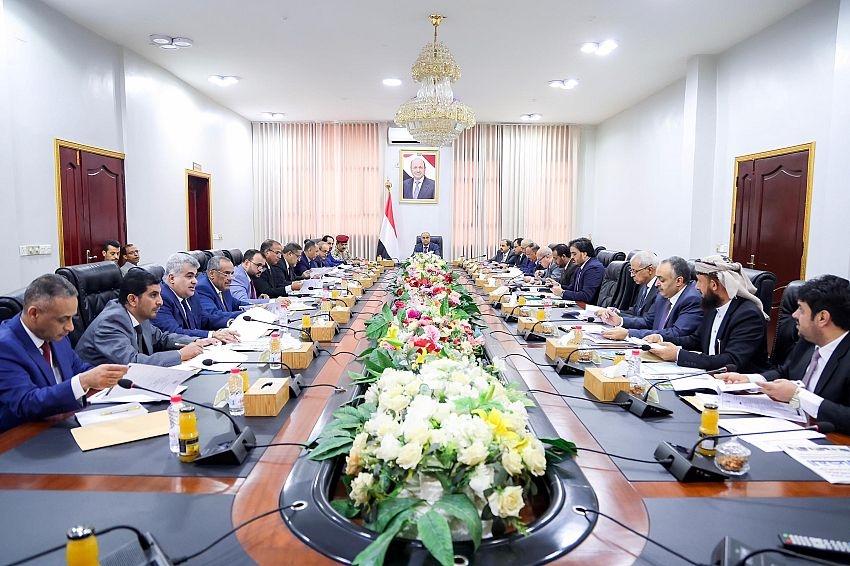 تحركات سريعة.. أعضاء الحكومة اليمنية يغادرون ‎العاصمة والانتقالي يعلن هذا الأمر الخطير..!!