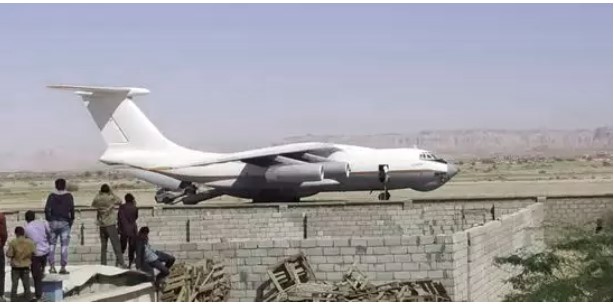 على متنها أسلحة نوعية ومتطورة مطار عتق يستقبل ثاني طائرة إماراتية