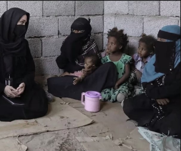 الممثلة الأمريكية الشهيرة أنجلينا جولي تغادر اليمن وتدعو لحل سريع للنزاع