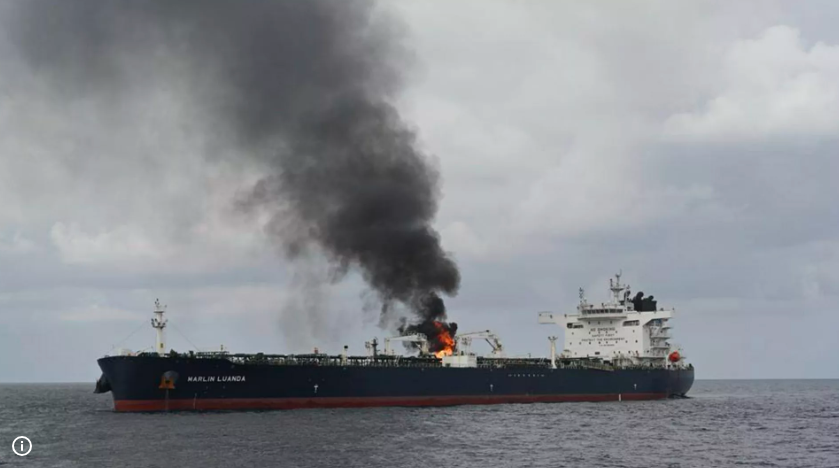 اشتعال النار في سفينتين قبالة سواحل عدن
