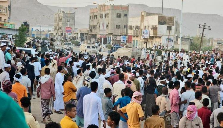 الكشف عن الوجه القبيح للمليشيا.. رصاص واستعراض للقوة
