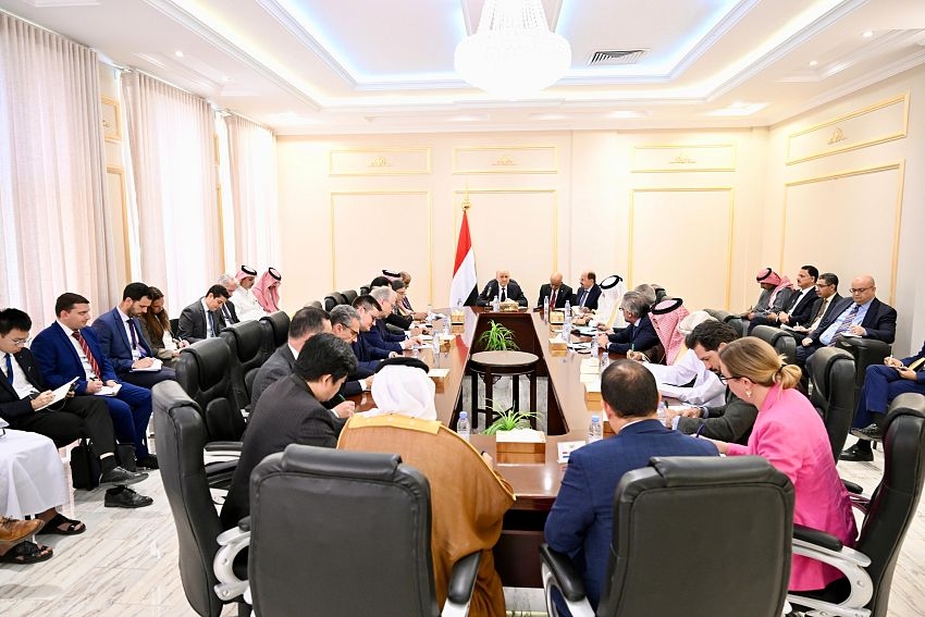 الدول الغربية تحرج العليمي وتكتفي بالدعوة إلى التهدئة وخفض التصعيد في حضرموت والمهرة