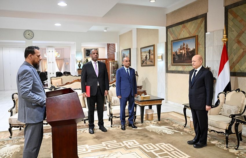 من داخل سفارة الرياض العليمي ي علن سيطرته على معسكرات عدن وي عم د محافظها في المنفى