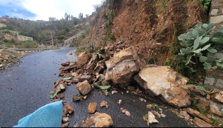 انهيارات مفاجئة تضرب طريق جبل صبر