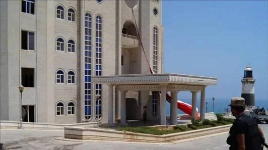 العليمي يحكم قبضته على قصر معاشيق بتغيير كامل للحماية الرئاسية