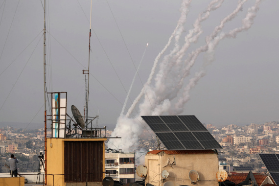 حماس والجهاد تطلقان عشرات الصواريخ على تل أبيب