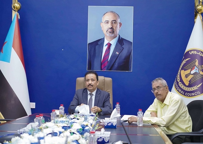 المجلس الانتقالي يبرر عملية صدور قرارات الزبيدي بتعيين مسؤولين في الحكومة الشرعية بدون علم الرئيس العليمي