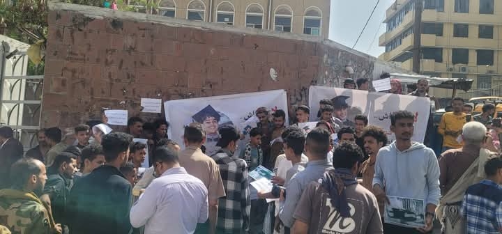 أمام النيابة العامة بتعز.. محتجون يطالبون بالقبض على قاتل الطفل مرسال عيدروس