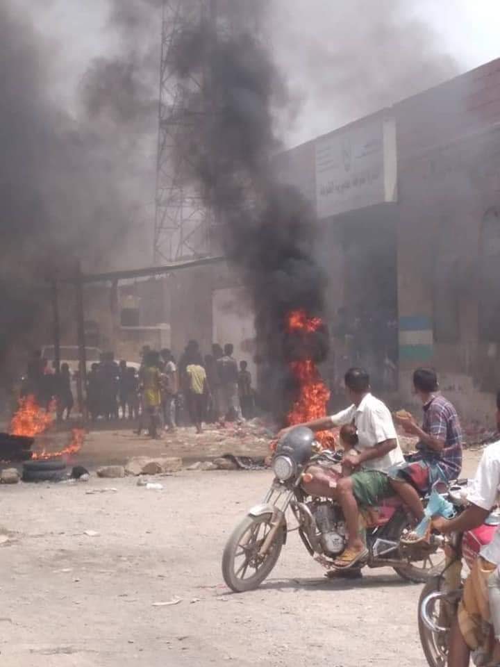 الخوخة.. محتجون يحرقون الإطارات أمام مبنى إدارة الأمن ويطالبون بالقبض على قتلة الشاب بهيدر وتقديمهم للمحاكمة