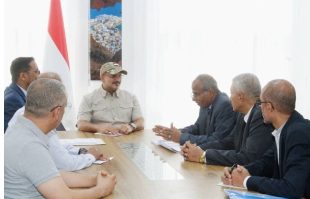نائب الرئيس صالح يترأس اجتماعا مشتركا من هيئة الأراضي ومحافظة الحديده