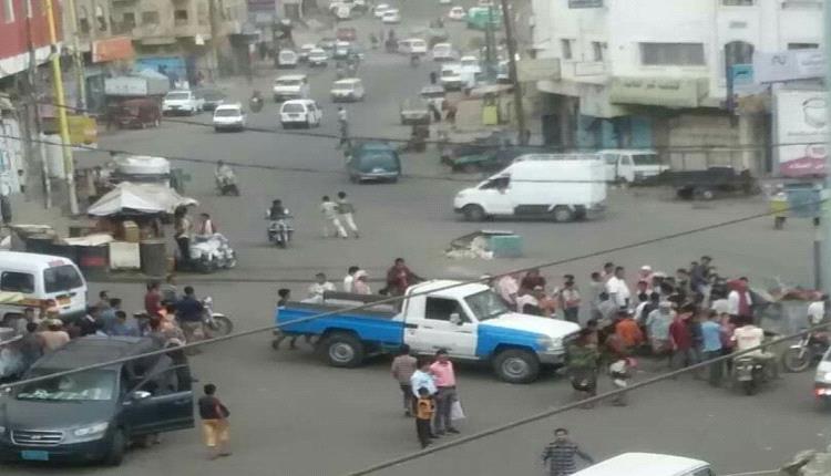عناصر مسلحة تابعة للمليشيا يبتزون المواطنين ويروعون النساء والأطفال والعوائل في المتنزهات والأماكن العامة
