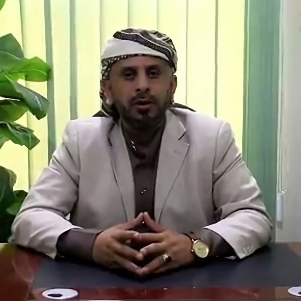 خطيب إصلاحي يخاطب جماعته في تعز: اين تذهب الموارد يا لصوص؟ 