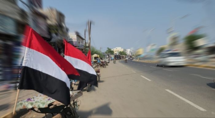 استعدادا لاحتفالات الـ26 من سبتمبر.. مدينة المخا تتوشح أعلام الجمهورية