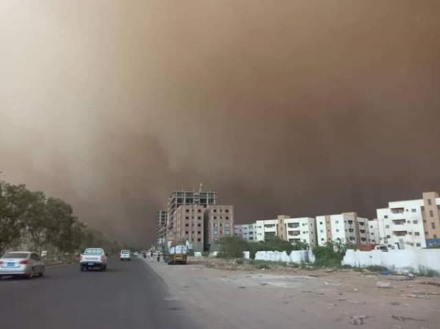 وصفت بالعنيفة.. عاصفة رملية تُغرق عدن في الظلام والعطش