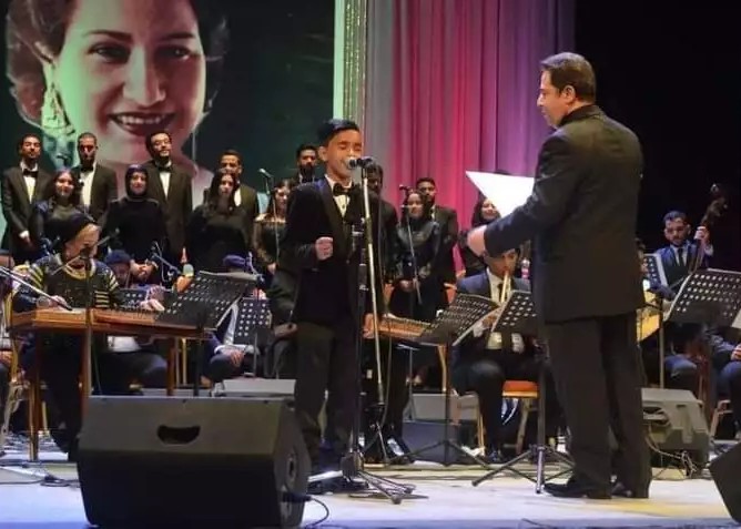 بثقة عالية هشام اليمني يقف على خشبة مسرح الأوبرا المصرية