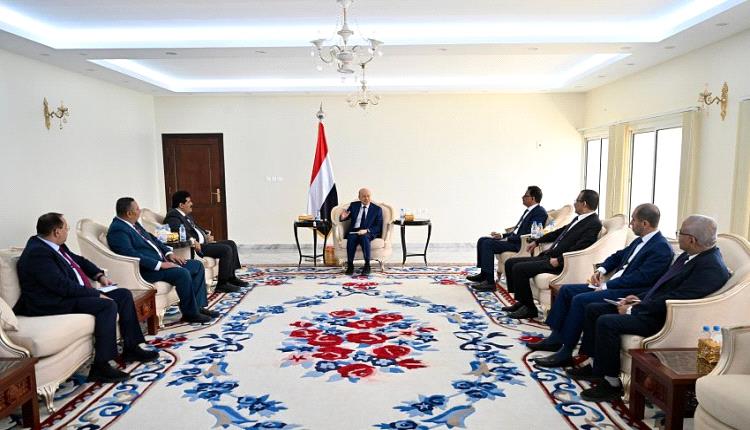 العليمي يرضخ لمطالب قيادات المكتب السياسي للمقاومة الوطنية ويشيد بدور نائبه العميد طارق