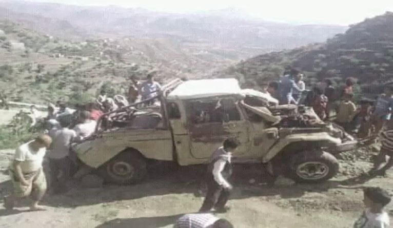 شاهد سقوط سيارة من منحدر شاهق يودي بحياة 4 مواطنين بتعز