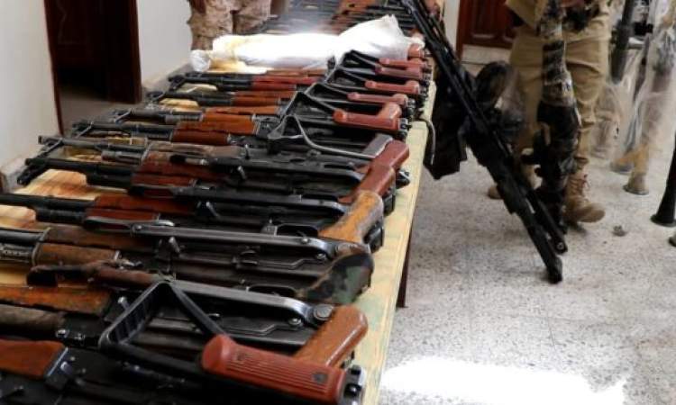بينما الجنود في خطوط التماس بدون اسلحة.. وزارة دفاع معين تبيع مخازن اسلحتها في حراج مدينة مارب