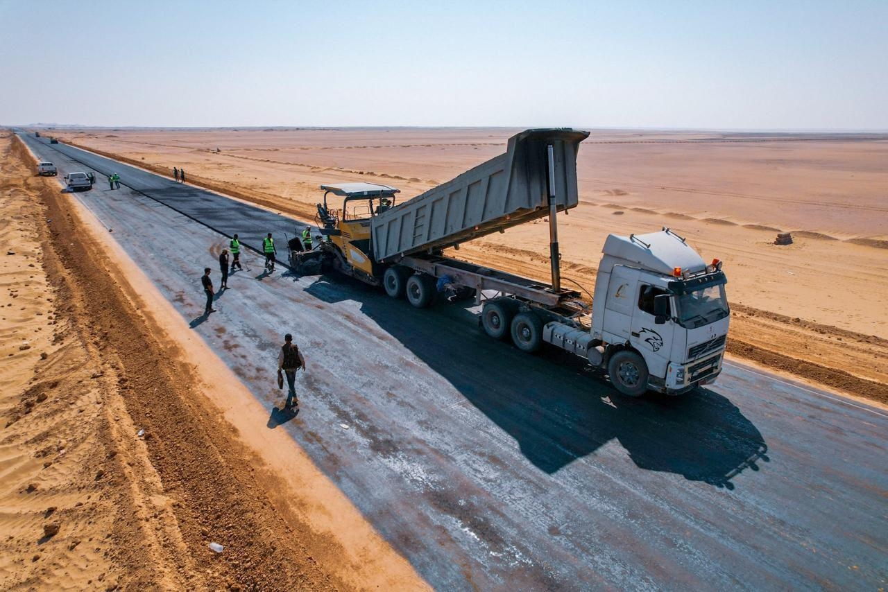 بقيادة عوشان والعجي.. مسلحون يوقفون أعمال تأهيل طريق العبر الدولي ويهددون بالقيام بهذا الأمر..!!