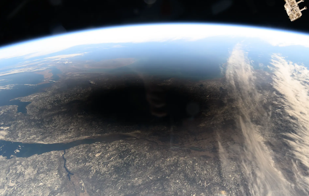 لأول مرة رصد مشهد غريب على الأرض خلال الكسوف (صورة + فيديو)