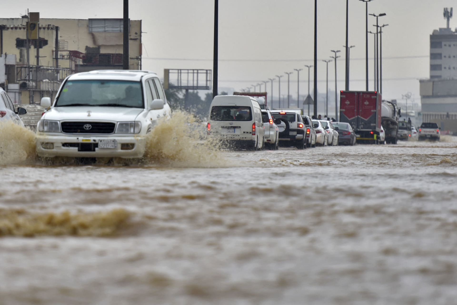 العواصف الرعدية والأمطار الغزيرة تُسيطر على السعودية