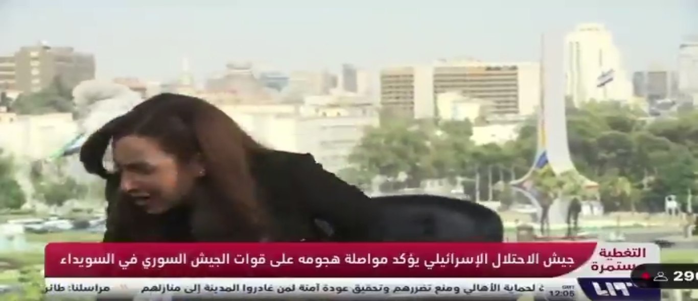 شاهد.. مذيعة سورية تقفز من مكانها عقب انفجار صاروخ إسرائيلي بالقرب منها.. مفزع