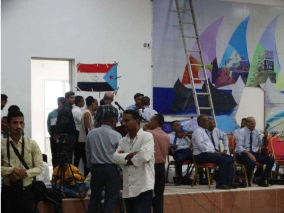 لملس يدين ويعترض تمزيق العلم اليمني بمقر الرئاسة وسط العاصمة