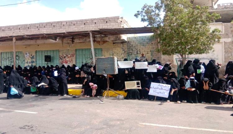 الحراك النسوي يتوسع خروج تظاهرة نسائية في هذه المدينة اليمنية