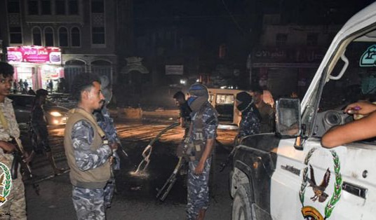 هجوما بقذائف الآر بي جي على نقاط امنية بجانب مستشفى الصفوة وسط مدينة تعز