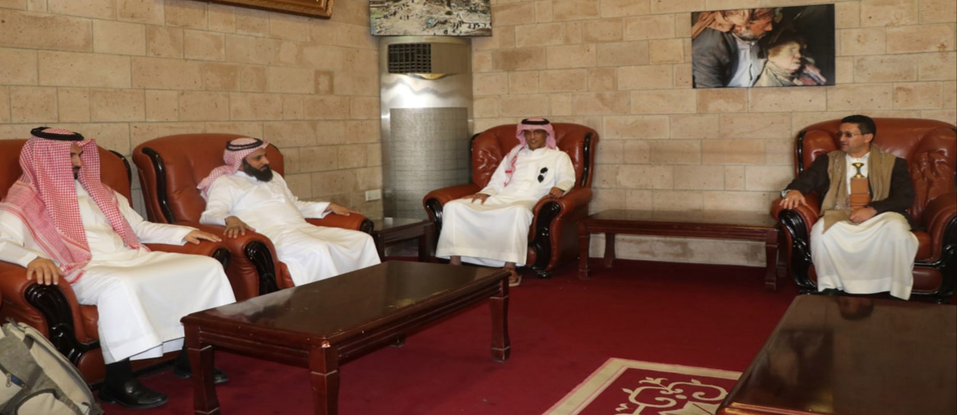 الإخوان يكشفون تفاصيل زيارة السفير السعودي محمد آل جابر لصنعاء والالتقاء بمليشيا الحوثي