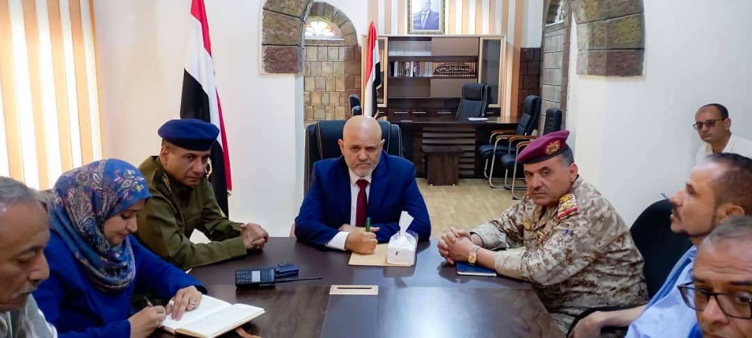 بحضور قادة المليشيا.. محافظ تعز يرأس اجتماعاً بأعضاء لجنة المصالحة والقادة العسكريين