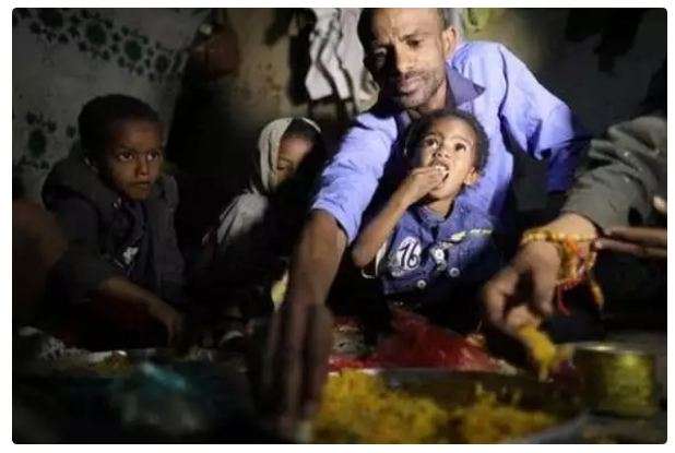 أسرة يمنية تعيش في مكان غير متوقع.. ووكالة عالمية تنقل معاناة هذه الأسرة